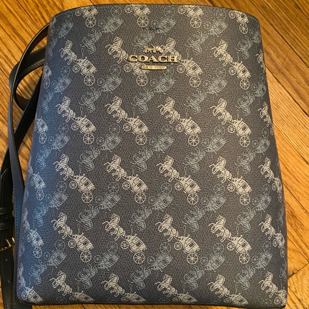 TOWN BUCKET BAG WITH HORSE AND CARRIAGE PRINT